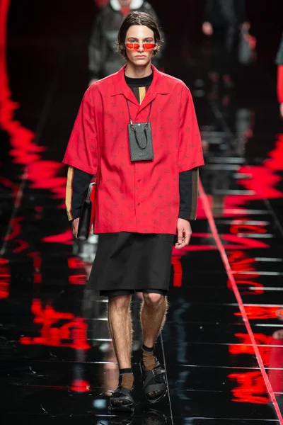 Look 10